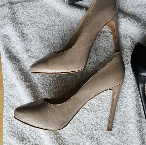 Nine West Two-Tone Pointed Toe Pumps in Black and Taupe size 6.5 - Picture 11 of 14